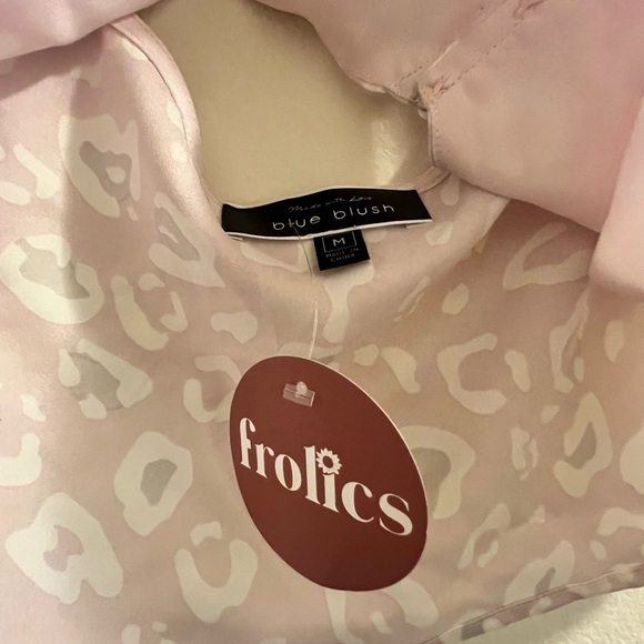 NWT size Medium 100 % polyester crop top - Picture 3 of 6